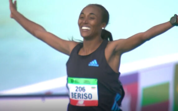 Amane Beriso Shankule loopt derde tijd ooit en wint de marathon van Valencia