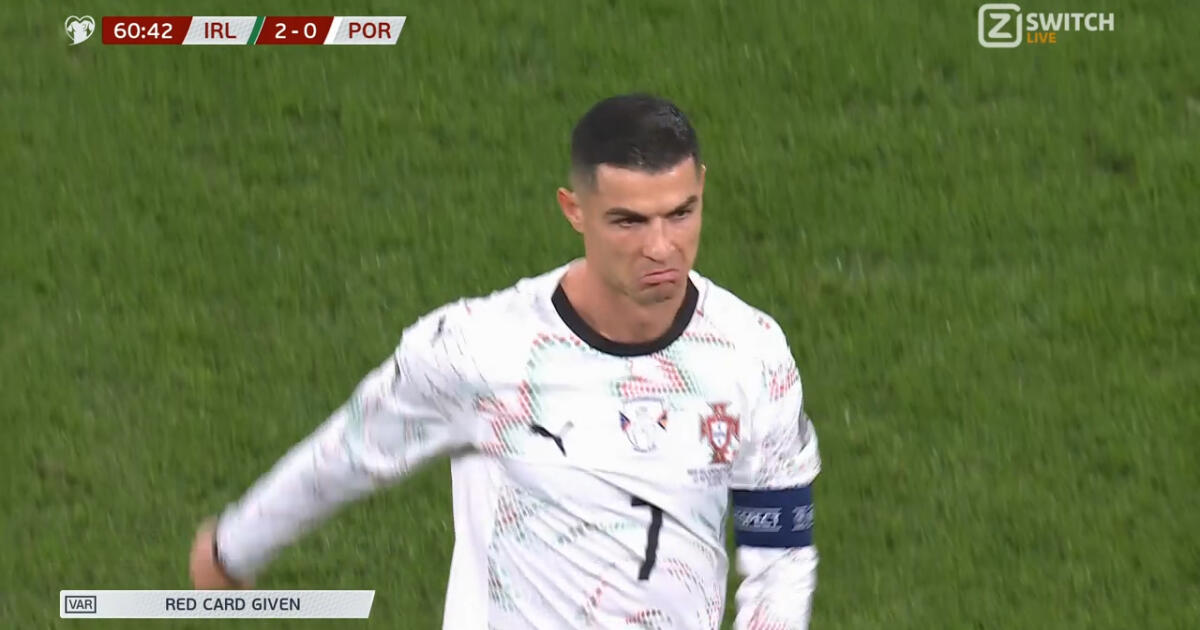 Cristiano-Ronaldo-geeft-een-elleboog-en-krijgt-rood-