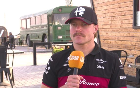 Jack met Bottas: 'Als je veel traint, word je fit Jack!'